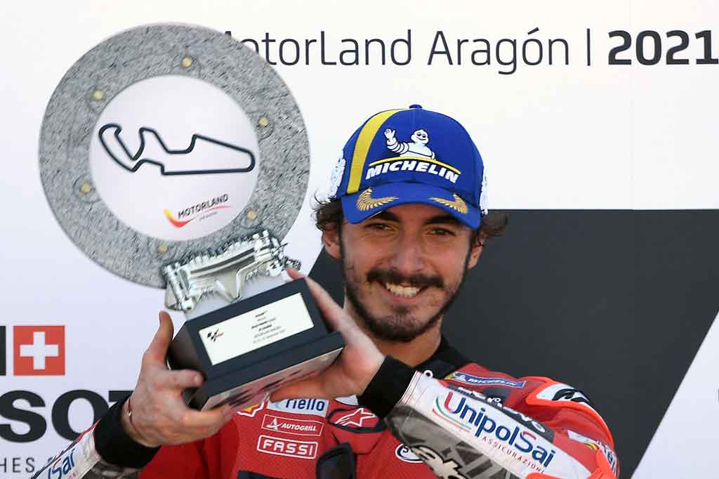 Pembalap Ducati Francesco Bagnaia menyamai rekor juara dunia enam kali Marc Marquez untuk memenangi MotoGP Aragon dari posisi pole pada Minggu, 12 September 2012 malam WIB.