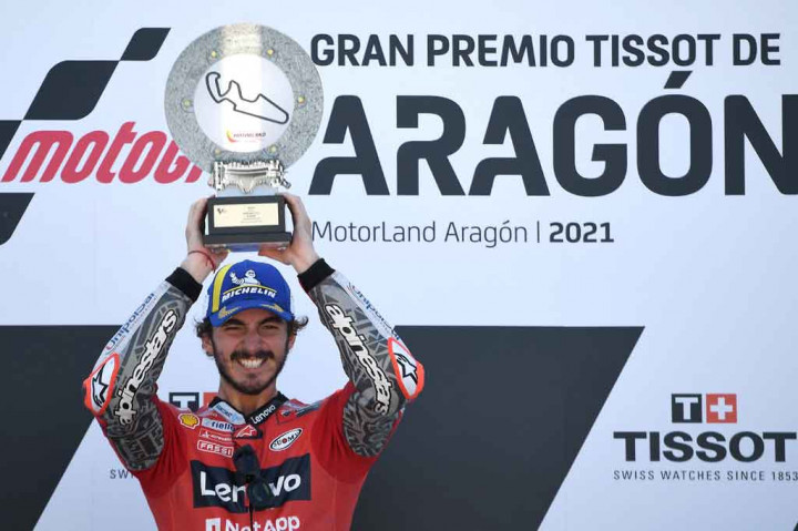 Bagi Bagnaia, ini adalah kesuksesan debutnya di kategori utama setelah 10 kemenangan di Moto2 dan Moto3.