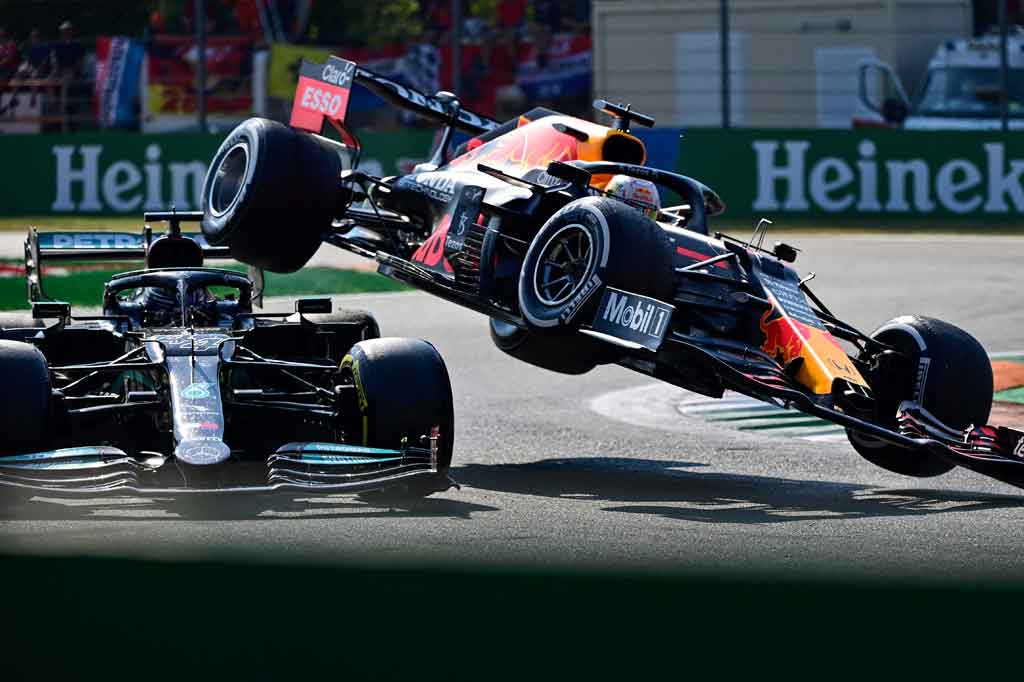 Kecelakaan berawal saat pembalap Red Bull Vertsappen mencoba melesat melewati Hamilton tepat setelah pit stop pembalap Inggris itu, tetapi berakhir dengan roda belakangnya berguling di atas Mercedes saingannya, nyaris mengenai kepala Hamilton. Kedua pembalap kemudian meluncur ke gravel dan terpaksa mundur dari balapan.