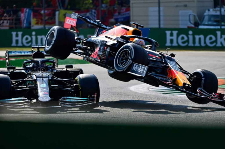 Kecelakaan berawal saat pembalap Red Bull Vertsappen mencoba melesat melewati Hamilton tepat setelah pit stop pembalap Inggris itu, tetapi berakhir dengan roda belakangnya berguling di atas Mercedes saingannya, nyaris mengenai kepala Hamilton. Kedua pembalap kemudian meluncur ke gravel dan terpaksa mundur dari balapan.