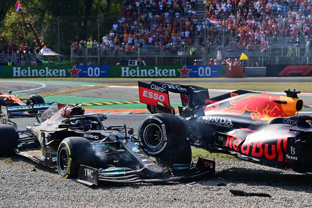 Max Vertsappen dan Lewis Hamilton keduanya tersingkir dari Grand Prix Formula Satu Italia pada hari Minggu, 12 September 2021 malam WIB, setelah saling bertabrakan di tengah balapan.