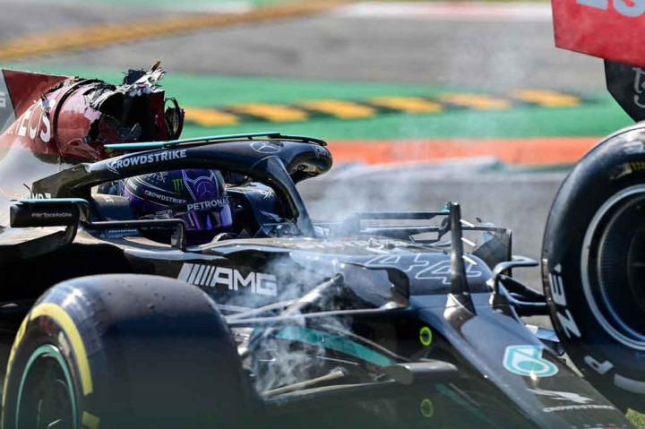 Juara bertahan Hamilton dan pemimpin klasemen sementara Verstappen saling bertabrakan setelah Hamilton kembali memasuki trek Monza dari pit lane.