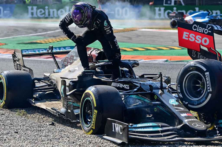 Kerasnya tabrakan membuat kedua mobil saling bertumpukan dan mengalami kerusakan parah. Verstappen dan Hamilton kemudian bergegas keluar dari mobil mereka.