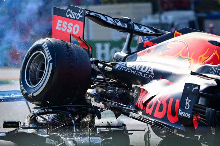 Roda belakang mobil Verstappen nyaris mengenai kepala Hamilton. Beruntung pelindung halo di mobil bernomor 44 itu melindungi kepala Hamilton ketika mobil Verstappen terangkat ke atasnya.
