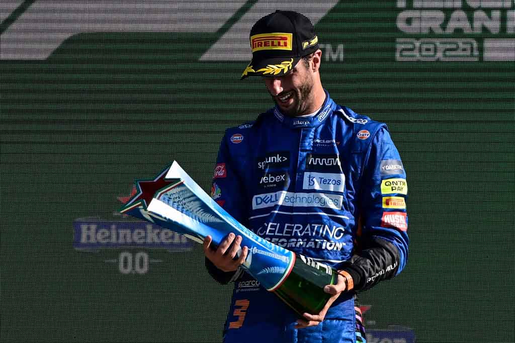 Daniel Ricciardo menjuarai Grand Prix Italia di Sirkuit Monza, Minggu, 12 September 2012 malam WIB. Ricciardo diikuti rekan setimnya di McLaren, Lando Norris.
