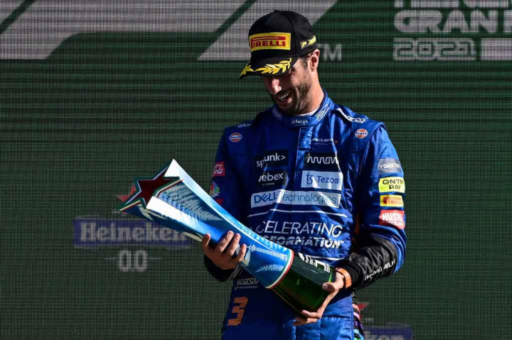 Daniel Ricciardo menjuarai Grand Prix Italia di Sirkuit Monza, Minggu, 12 September 2012 malam WIB. Ricciardo diikuti rekan setimnya di McLaren, Lando Norris.