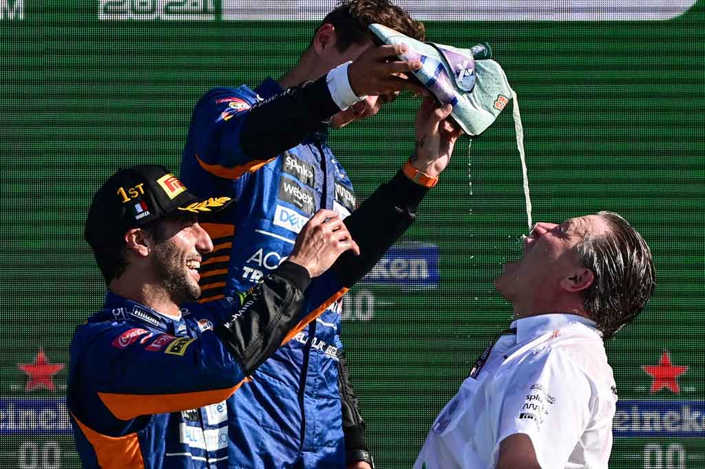 Ricciardo (kiri) dan Norris merayakan kesuksesan mereka bersama Chief Executive Officer of the McLaren Zak Brown.