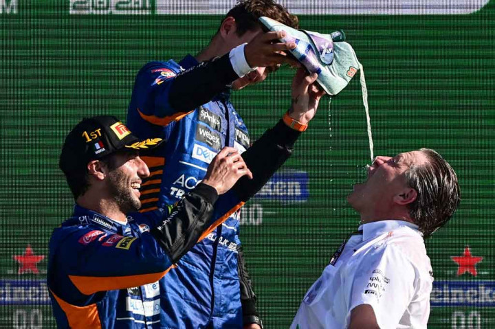 Ricciardo (kiri) dan Norris merayakan kesuksesan mereka bersama Chief Executive Officer of the McLaren Zak Brown.
