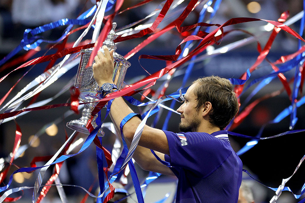 Petenis Rusia Daniil Medvedev berhasil menjadi juara turnamen US Open usai menundukkan peringkat satu dunia Novak Djokovic, Senin, 13 September 2021 WIB. Medvedev menang tiga gim langsung dengan skor 6-4 6-4 6-4 di final yang digelar di USTA Billie Jean King National Tennis Center.