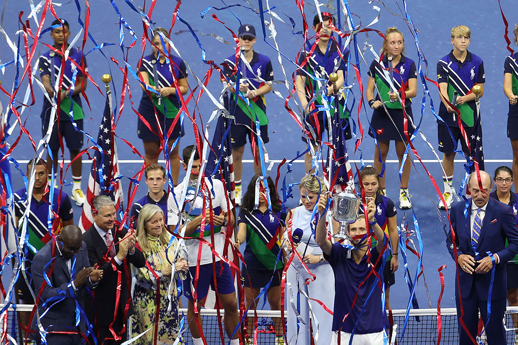 Medvedev, yang bermain di final turnamen major ketiganya, akhirnya mengangkat trofi Grand Slam sekaligus membalas kekalahan dari Djokovic awal tahun ini di final Australian Open.