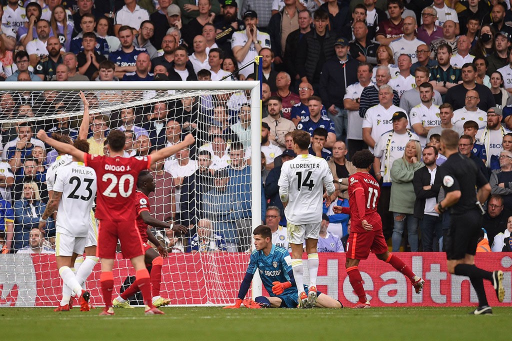 Liverpool tampil dominan sejak awal babak pertama. Tim tamu berhasil memecah kebuntuan pada menit ke-20 lewat sontekan Mohamed Salah usai menerima umpan silang Trent Alexander-Arnold. Skor berubah menjadi 1-0 untuk Liverpool.