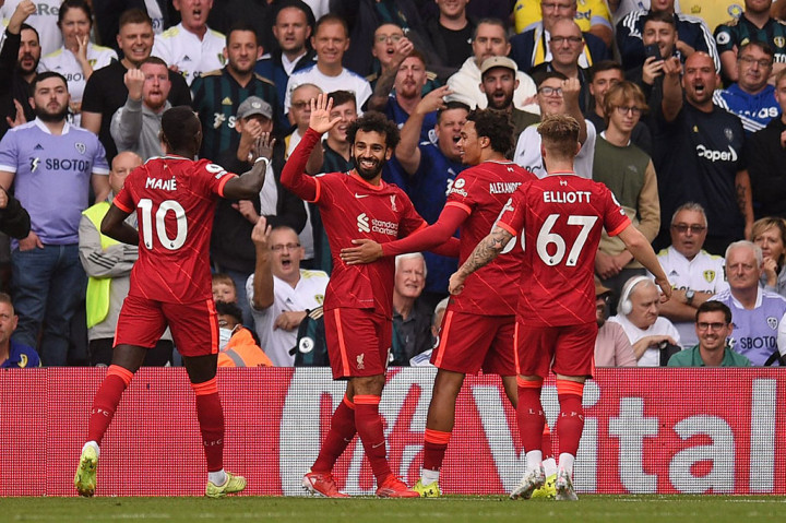 Mohamed Salah (kedua kiri) melakukan selebrasi bersama rekan-rekan setimnya usai menjebol gawang tuan rumah.