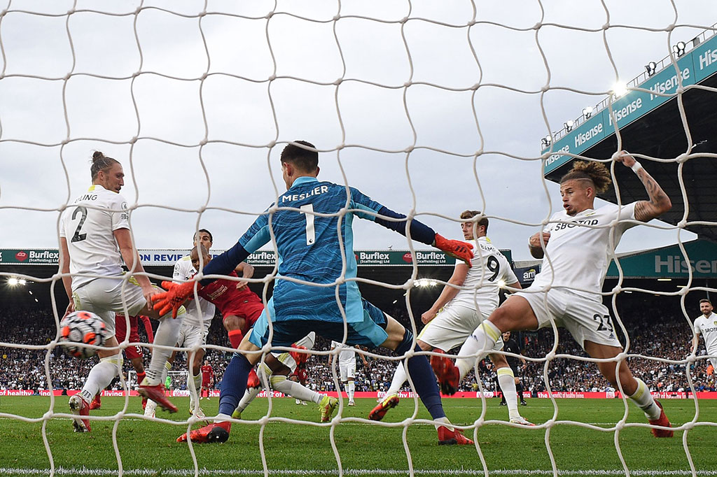 Tim tamu menambah keunggulan pada menit ke-50 lewat Fabinho memanfaatkan  kemelut di kotak penalti Leeds menyusul sepak pojok Liverpool.