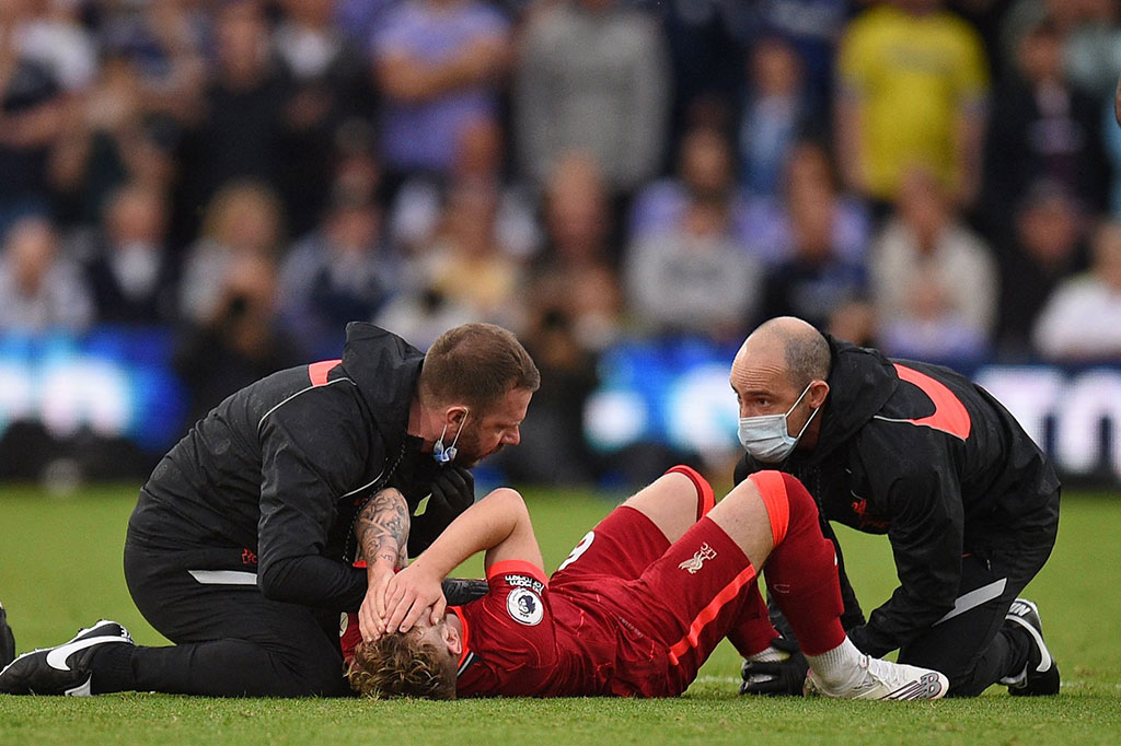 Tim medis pun sigap masuk ke dalam lapangan untuk memberikan perawatan pertama sebelum akhirnya membawa Elliott keluar lapangan dan melarikannya ke rumah sakit.