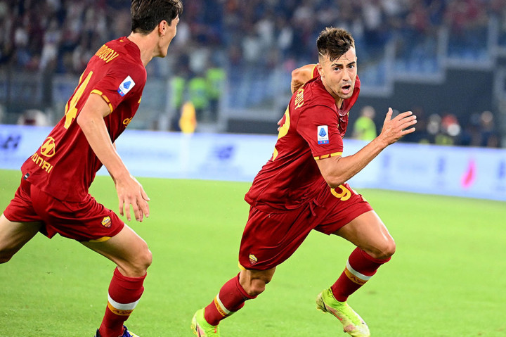 Stephan El Shaarawy membawa AS Roma ke puncak klasemen sementara Serie A setelah golnya di injury time babak kedua mengantarkan Giallorossi menang 2-1 atas tamunya Sassuolo, Senin, 13 September 2021 dini hari WIB.