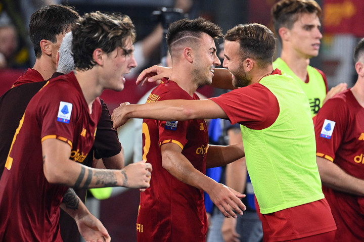 Namun saat laga tinggal hitungan detik, El Shaarawy melepaskan tembakan melengkung yang mengenai tiang gawang dan bola bergulir masuk ke dalam jala lawan untuk menempatkan Roma di puncak klasemen, sejajar dengan sembilan poin sempurna dengan AC Milan dan Napoli, pada pertandingan ke-1.000 Mourinho sebagai pelatih.