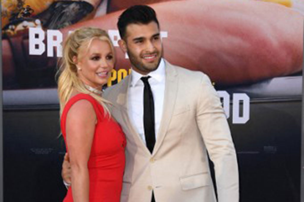 Spears, 39, memamerkan cincin berlian di sebuah posting mikro-video Instagram dan menulis, 