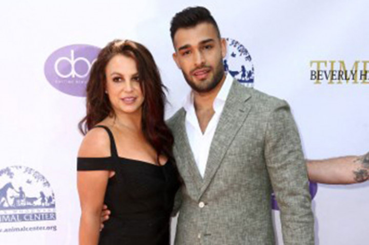 Spears dan Asghari bertemu pada 2016 ketika mereka bersama-sama tampil dalam video musik untuk singlenya Slumber Party.