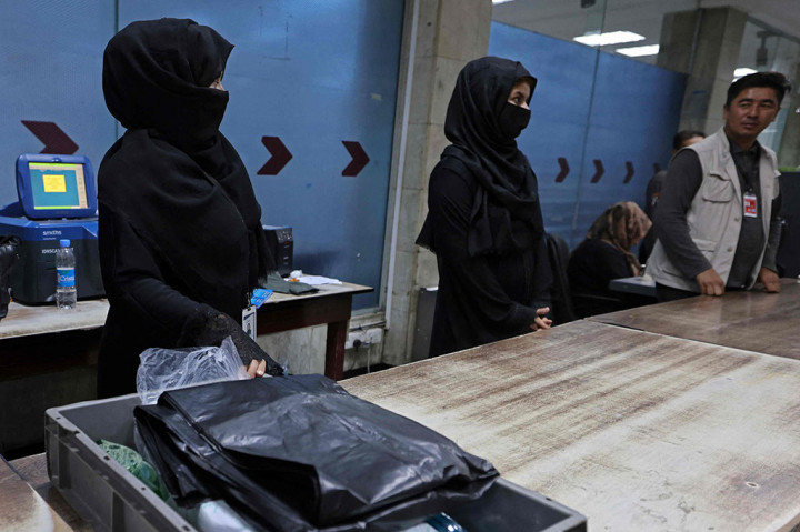 Taliban sebelumnya telah mengatakan bahwa perempuan harus tinggal di rumah demi keamanan mereka sendiri. Namun beberapa perempuan tetap nekad karena tidak punya pilihan lain. Mereka bekerja karena menjadi tulang punggung keluarga.