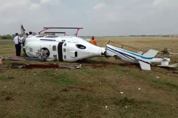 Sebuah helikopter milik Balai Besar Kalibrasi Fasilitas Penerbangan (BBKF) Kementerian Perhubungan (Kemenhub) terguling di Bandara Budiarto, Curug, Tangerang, Senin, 13 September 2021. Helikopter tipe Bell 429 PK-CAW tersebut terguling sekitar pukul 10.25 WIB.
