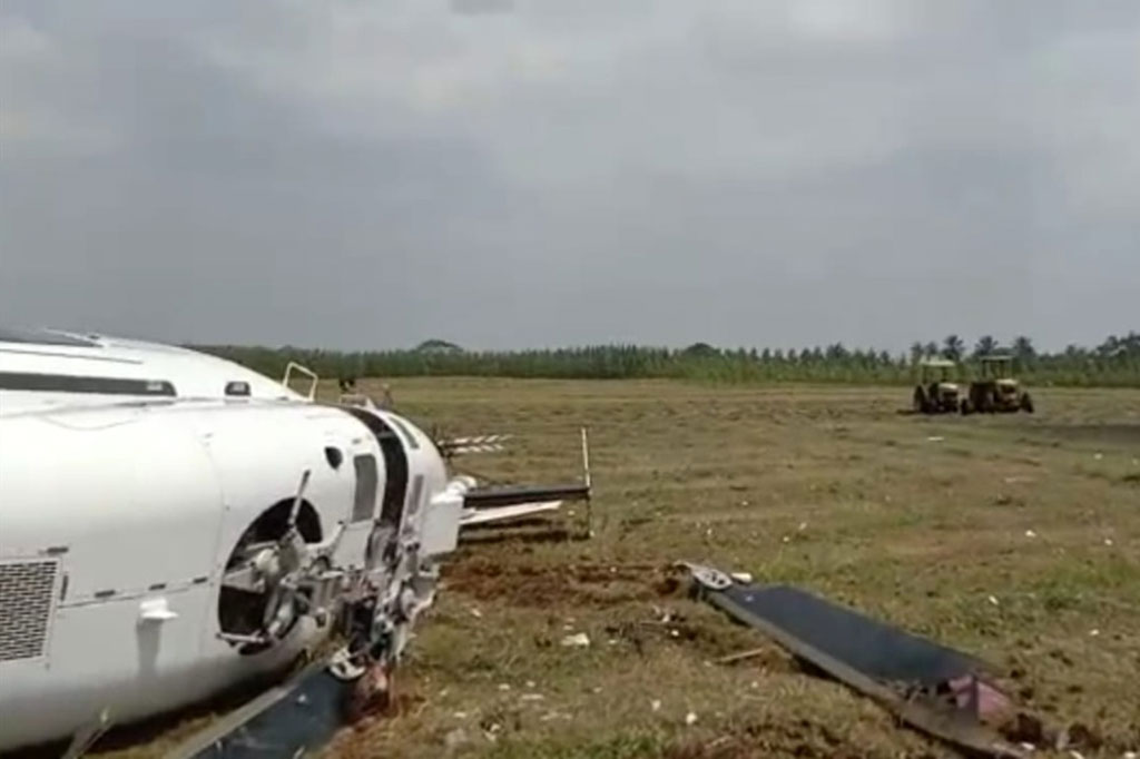 Helikopter yang terguling tersebut dalam posisi miring, sementara baling-baling dan ekornya patah. Insiden terjadi saat helikopter tengah melakukan kegiatan pelatihan rutin. Tidak ada korban dalam peristiwa tersebut.