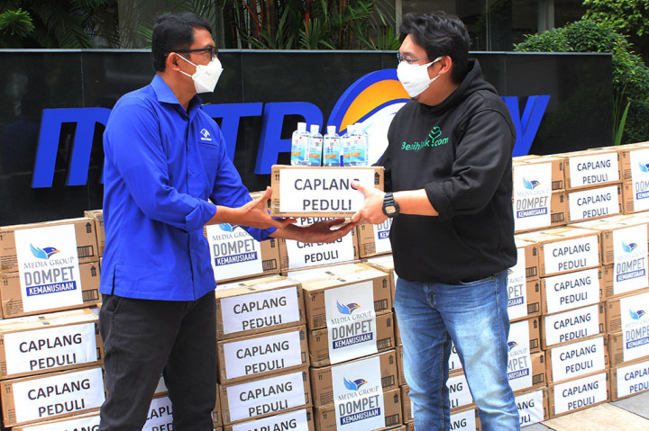 CO-Founder & CMO of BenihBaik,com Firdaus Juli (kanan) menyerahkan secara simbolis donasi dari Cap Lang Peduli kepada Ketua Yayasan Media Group Ali Sadikin di Komplek Media Group, Jakarta, Senin, 13 September 2021.