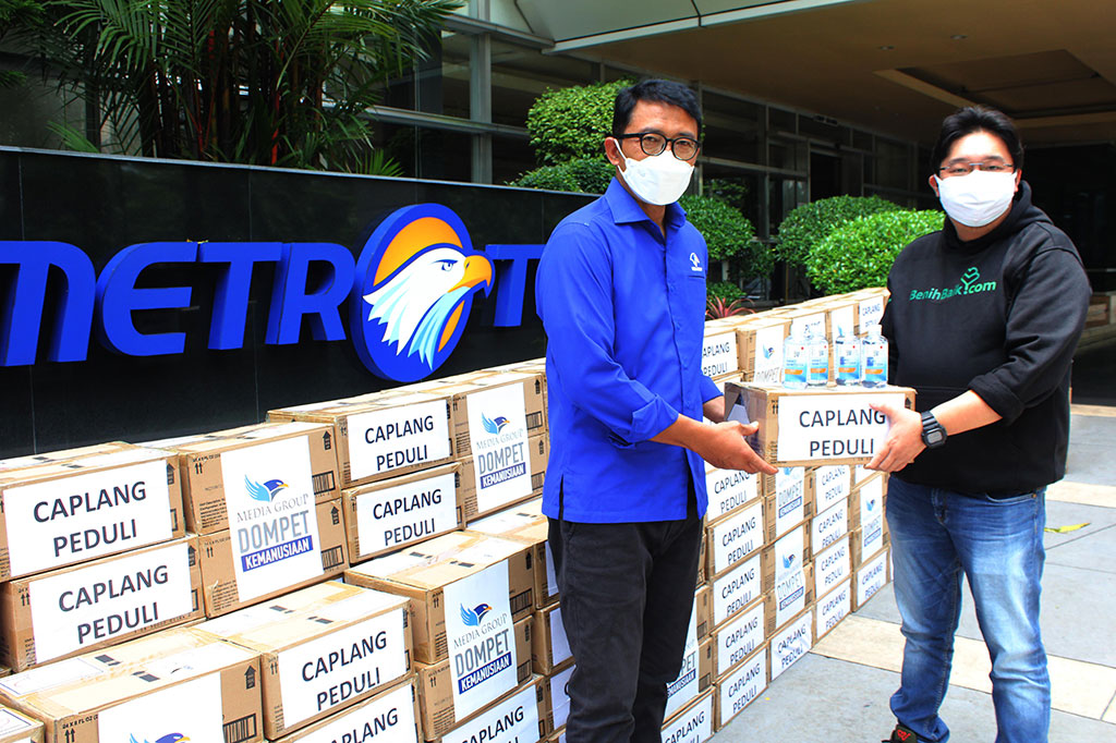 Dompet Kemanusiaan Media Group (DKMG) kembali menyalurkan bantuan medis dari donatur melalui Benihbaik.com berupa 417 dos hand sanitizer. Jika ditotal, ada 10.008 botol handsanitizer dalam ratusan dus tersebut.