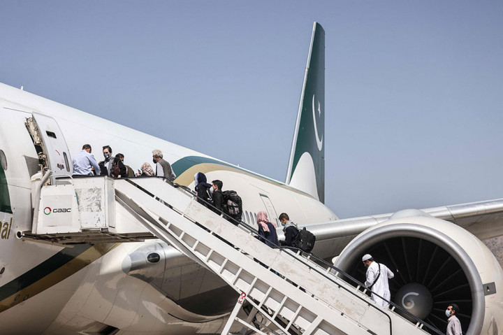 Sebuah pesawat Pakistan International Airlines (PIA) yang membawa beberapa penumpang mendarat di bandara Kabul Senin, 13 September 2021. Ini merupakan penerbangan komersial internasional pertama yang mendarat sejak Taliban merebut kembali kekuasaan di Afghanistan pada 15 Agustus.