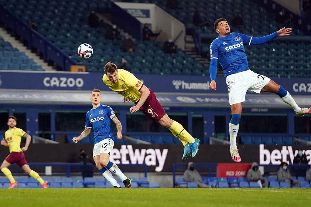 Everton tampil tumpul di babak pertama dan lebih banyak berada di bawah tekanan Burnley. Tim tamu nyaris memimpin saat laga baru berjalan enam menit saat Dwight McNeil mengirimkan umpan silang akurat ke muka gawang, sayang bola gagal disundul Chris Wood.