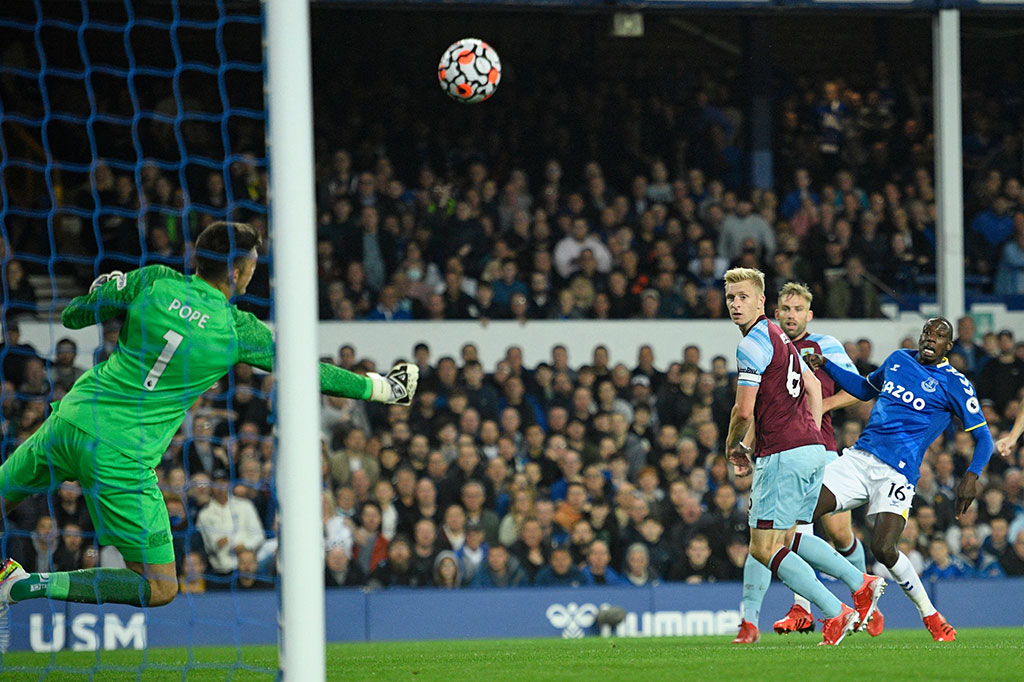 Everton tak tinggal diam dan hampir membuka keunggulan saat Andros Townsend mengirim umpan tarik yang berusaha diselesaikan Abdoulaye Doucuoure, sayang bola tembakannya masih mampu dihalau kiper Nick Pope. Tidak ada gol yang tercipta di babak pertama.