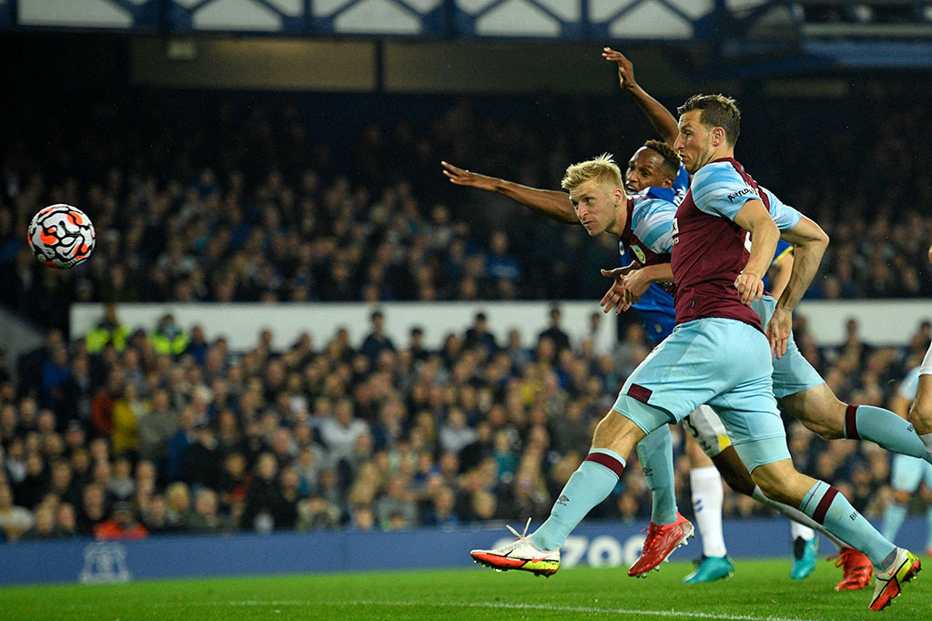 Kebuntuan akhirnya pecah pada menit ke-53 lewat tandukan Ben Mee menyambut umpan silang Johann Berg Gudmundsson, untuk membawa Burnley memimpin atas tuan rumah.