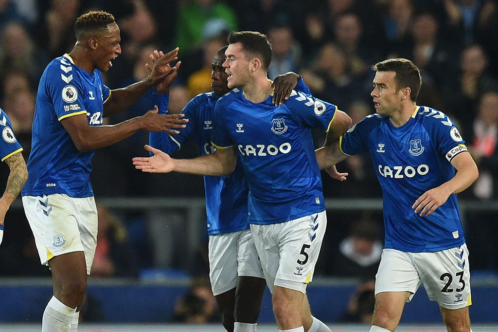 Namun keunggulan itu tak bertahan lama. Tujuh menit berselang Everton menyamakan kedudukan melalui sundulan Michael Keane meneruskan umpan silang Townsend di area tiang dekat.