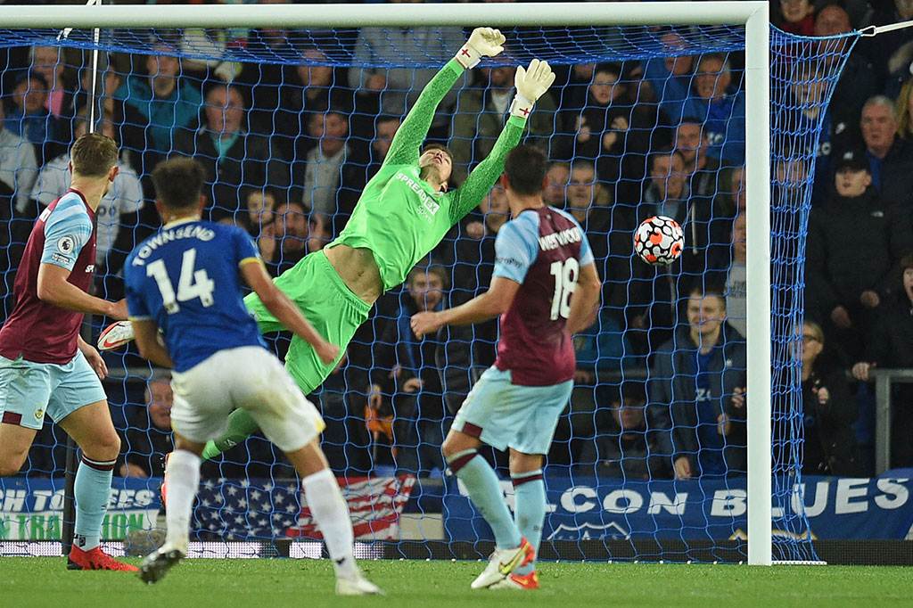 Momentum Everton berlanjut. Pada menit ke-65 mereka berbalik memimpin lewat tembakan jarak jauh Townsend yang menukik ke pojok kiri atas gawang dan terjangkau Pope.