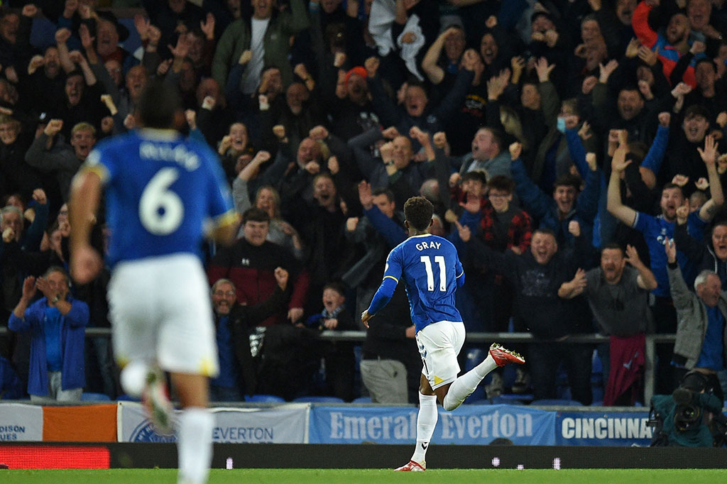 Everton menambah gol lagi semenit kemudian ketika Doucoure mengirimkan umpan terobosan akurat yang bisa diselesaikan oleh Demarai Gray untuk memperdaya Pope. Skor 3-1 bagi tuan rumah bertahan hingga bubaran.