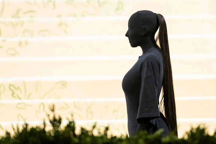 Kim Kardashian kembali membuat penampilan yang berbeda di Met Gala 2021, Senin, 13 September 2021 waktu setempat, bahkan tanpa menunjukkan wajahnya!