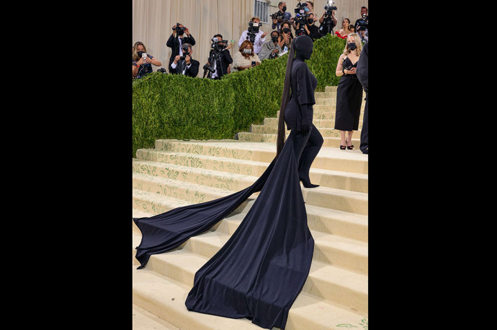 Gaun edgy itu lengkap dengan jersey boots, sarung tangan jersey, dan masker yang menutupi wajah serta kepalanya.