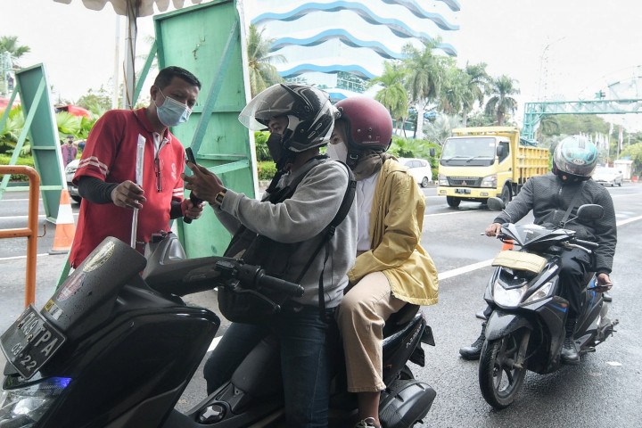 Pengunjung memindai kode QR melalui aplikasi Peduli Lindungi di Pintu Gerbang Taman Impian Jaya Ancol, Jakarta, Selasa, 14 September 2021. 