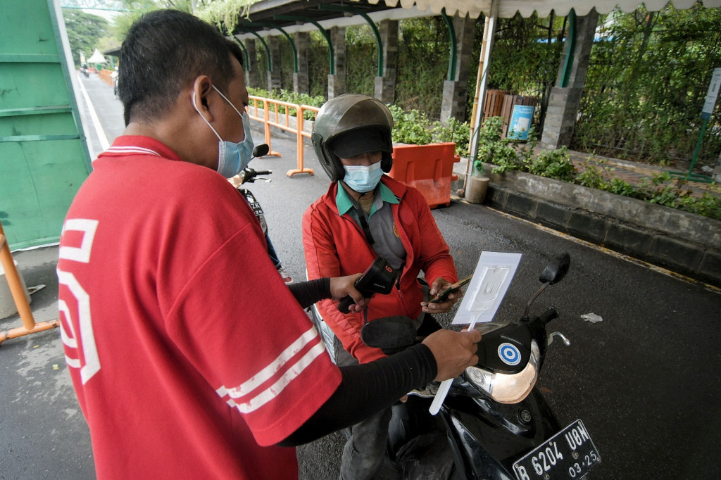 Aplikasi Peduli Lindungi ini dimanfaatkan sebagai salah satu media pengawasan terhadap protokol kesehatan.