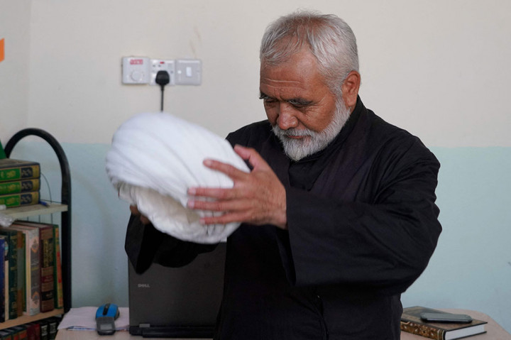 Seperti Sheikh Ali Bassir, 51, dia telah menghabiskan waktu bertahun-tahun untuk memperdalam ilmu agama di Irak. 
