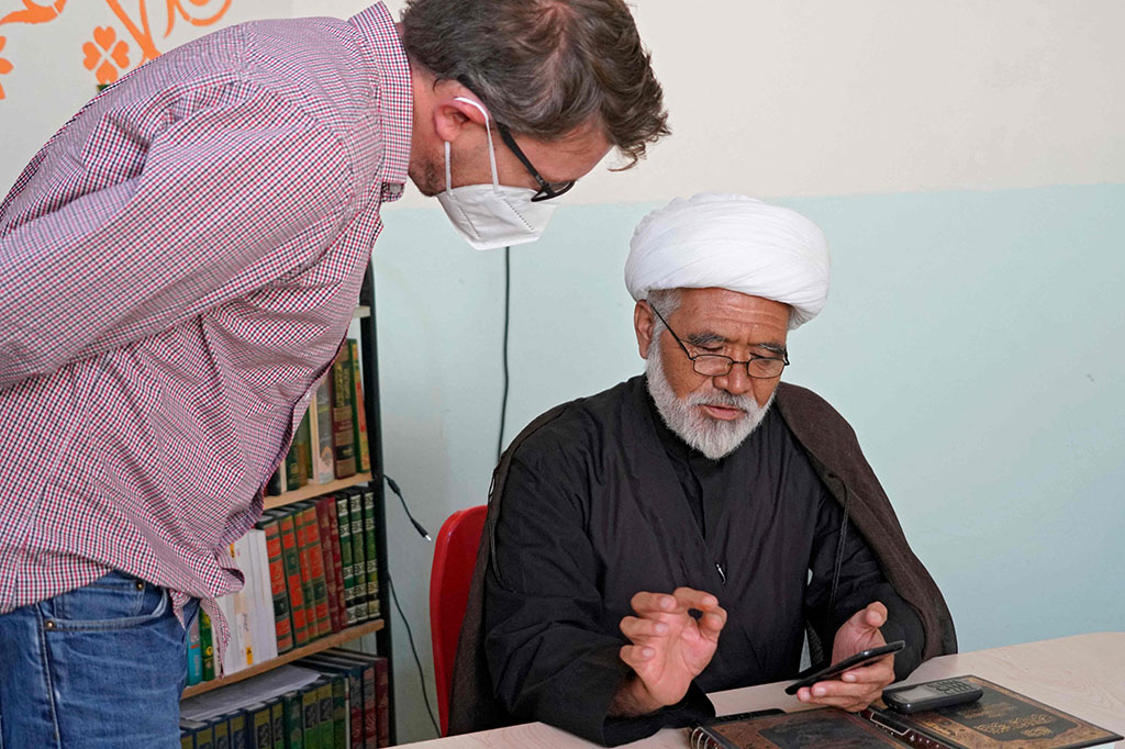 Dengan Taliban kembali memegang kendali sejak bulan lalu, mayoritas kelompok Muslim Syiah khawatir kelompok garis keras Sunni akan kembali menyerang mereka -- seperti yang terjadi selama pemerintahan Taliban sebelumnya pada 1996-2001.