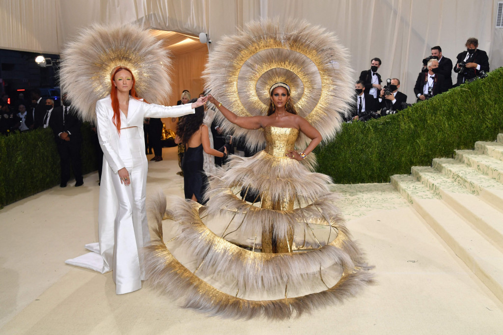 Iman menghadiri The 2021 Met Gala Celebrating In America: A Lexicon Of Fashion di Metropolitan Museum of Art di New York City. Iman tampil dalam balutan busana karya Dolce & Gabbana x Harris Reed dan mengenakan headpiece berukuran besar.