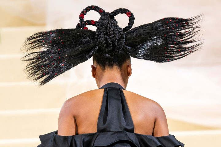 Naomi Osaka tampil berani dengan busana Louis Vuitton dan rambut gelnya.