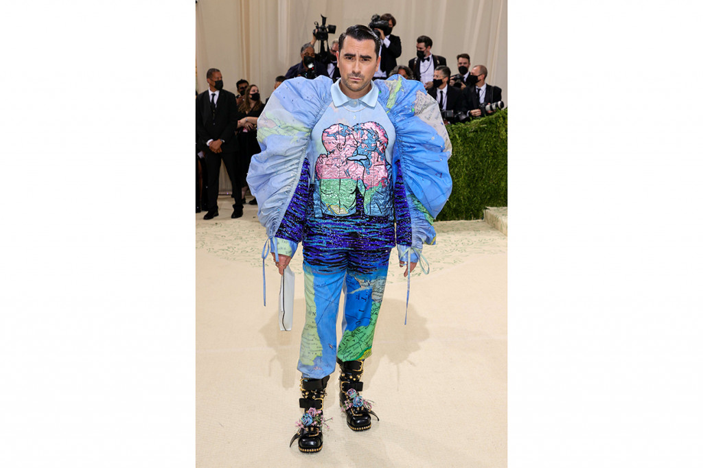 Dan Levy menghadiri The 2021 Met Gala Celebrating In America: A Lexicon Of Fashion di Metropolitan Museum of Art di New York City. 