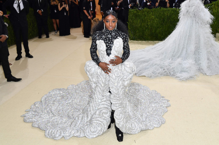 Simone Biles menghadiri The 2021 Met Gala Celebrating In America: A Lexicon Of Fashion di Metropolitan Museum of Art di New York City. Simone Biles mengenakan gaun rancangan Beckett Fogg dan Piotrek Panszczyk yang dilapisi kristal Swarovski.