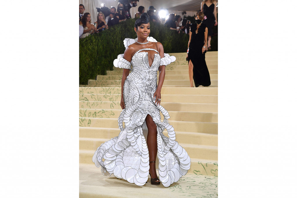 Gabrielle Union menghadiri The 2021 Met Gala Celebrating In America: A Lexicon Of Fashion di Metropolitan Museum of Art di New York City. Bahan gaun yang digunakan oleh Gabrielle Union sangat unik. Butuh waktu 1.400 jam untuk menggabungkan semua komponen menjadi sebuah gaun.