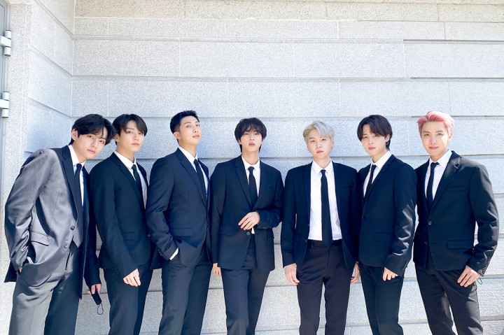 Presiden Korea Selatan Moon Jae-in bertemu dengan para personel boyband Bangtan Boys atau BTS di Blue House, Selasa, 14 September 2021. Moon memberi mereka surat penunjukan sebagai utusan khusus untuk diplomasi publik atau paspor diplomatik.