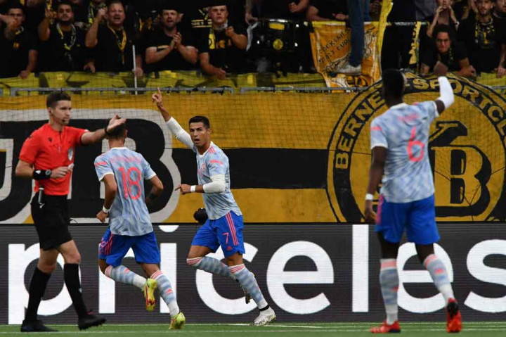 MU berhasil mencetak gol pada menit ke-13 lewat aksi mega bintang Cristiano Ronaldo yang menyambar bola di depan gawang setelah mendapatkan umpan silang Bruno Fernandes. Ini adalah gol ke-135 Ronaldo di Liga Champions. 