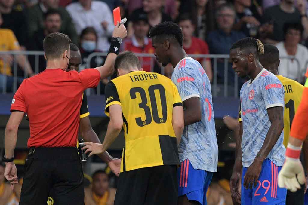 Seten Merah harus bermain dengan 10 orang pada menit ke-35 setelah bek kanan Aaron Wan-Bissaka diganjar kartu merah karena melanggar Christopher Martins Pereira. Skor 1-0 untuk MU tetap bertahan hingga babak pertama usai.