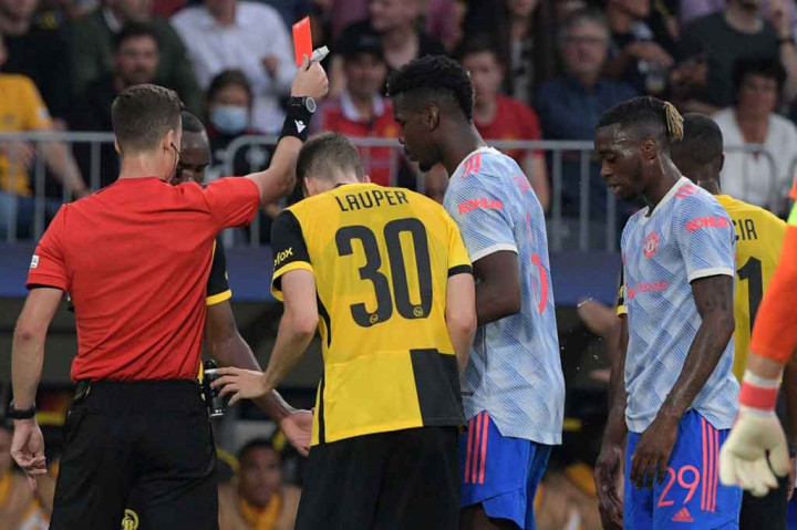 Seten Merah harus bermain dengan 10 orang pada menit ke-35 setelah bek kanan Aaron Wan-Bissaka diganjar kartu merah karena melanggar Christopher Martins Pereira. Skor 1-0 untuk MU tetap bertahan hingga babak pertama usai.