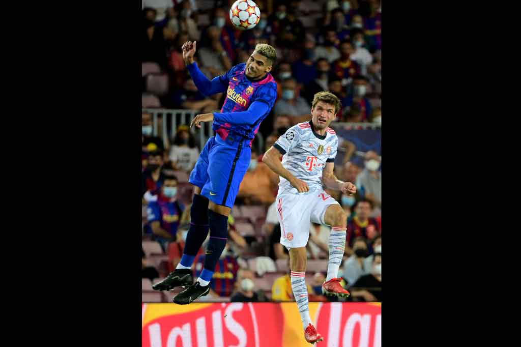 Tuan rumah tidak tinggal diam dan balik mengancam pada menit ke-27. Sayangnya sundulan Ronald Araujo menyambut tendangan bebas masih belum menemui sasaran.